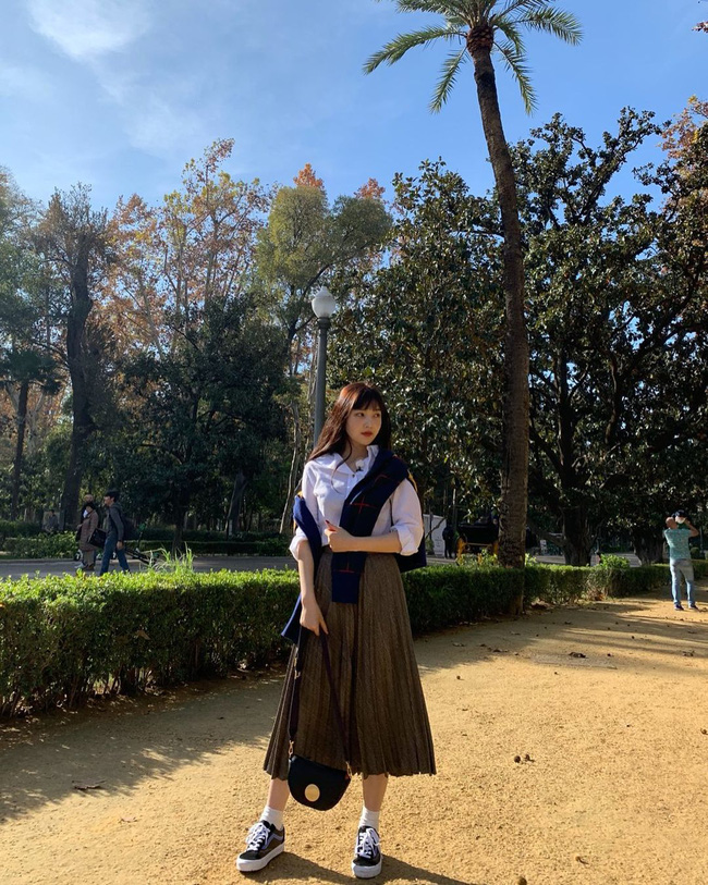 Chị em rất nên học Joy (Red Velvet) cách diện chân váy không chỉ sang chảnh mà còn hack được vài tuổi-8