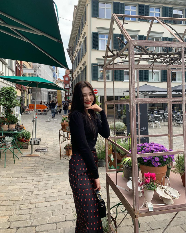 Chị em rất nên học Joy (Red Velvet) cách diện chân váy không chỉ sang chảnh mà còn hack được vài tuổi-9