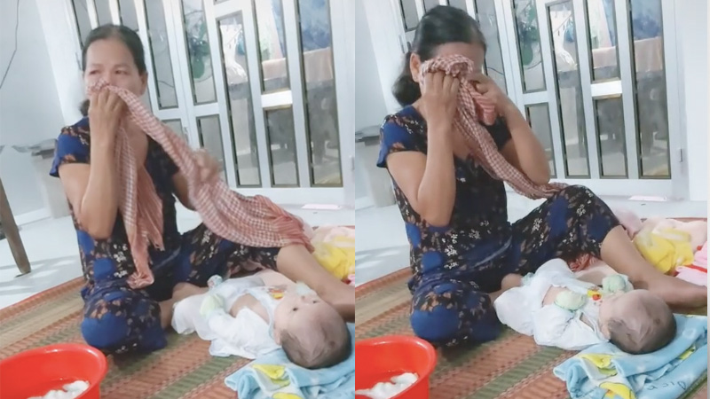 Clip: Hết ngày ở cữ, bà ngoại vừa tắm cho cháu, vừa sụt sịt khóc vì thương con nhớ cháu-1
