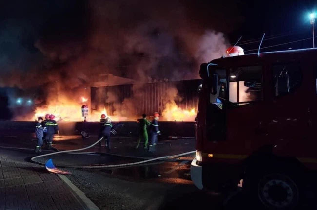 Khoảnh khắc xe container đang chạy bất ngờ bốc cháy ngùn ngụt trên quốc lộ 1A-1