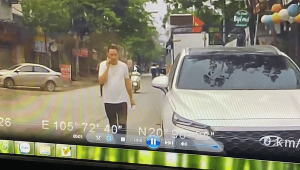 Đang đi bộ trên đường Hà Nội, người đàn ông bị tên cướp giật phăng chiếc dây chuyền-1