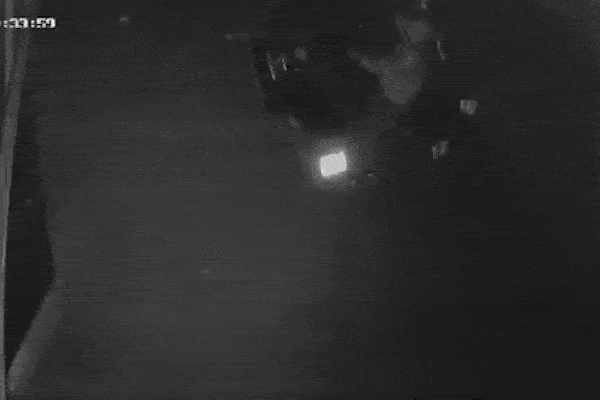 Xuống xe mua đồ, người phụ nữ không hề biết điều đáng sợ diễn ra ngay sau lưng-1