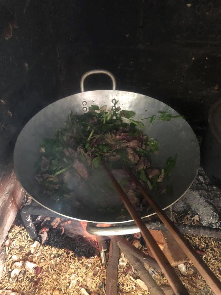 Bếp củi giữa lòng thủ đô của người phụ nữ Hà Nội khiến bao con tim bồi hồi, xao xuyến-13