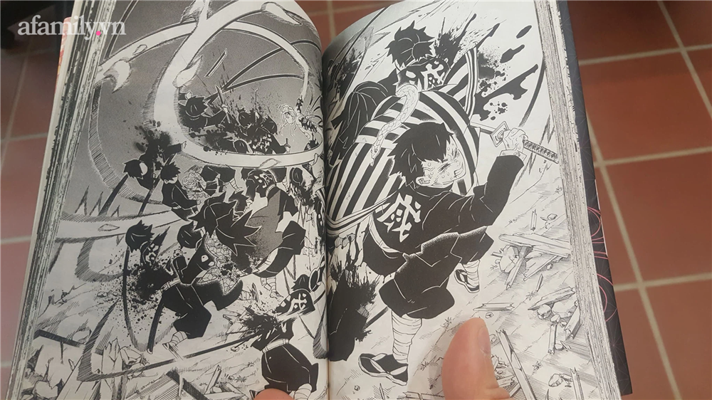 Lại xuất hiện truyện tranh nổi tiếng có nội dung phản cảm, dung tục: Từ bạo lực đến khỏa thân ôm ấp khiến phụ huynh hoang mang-2