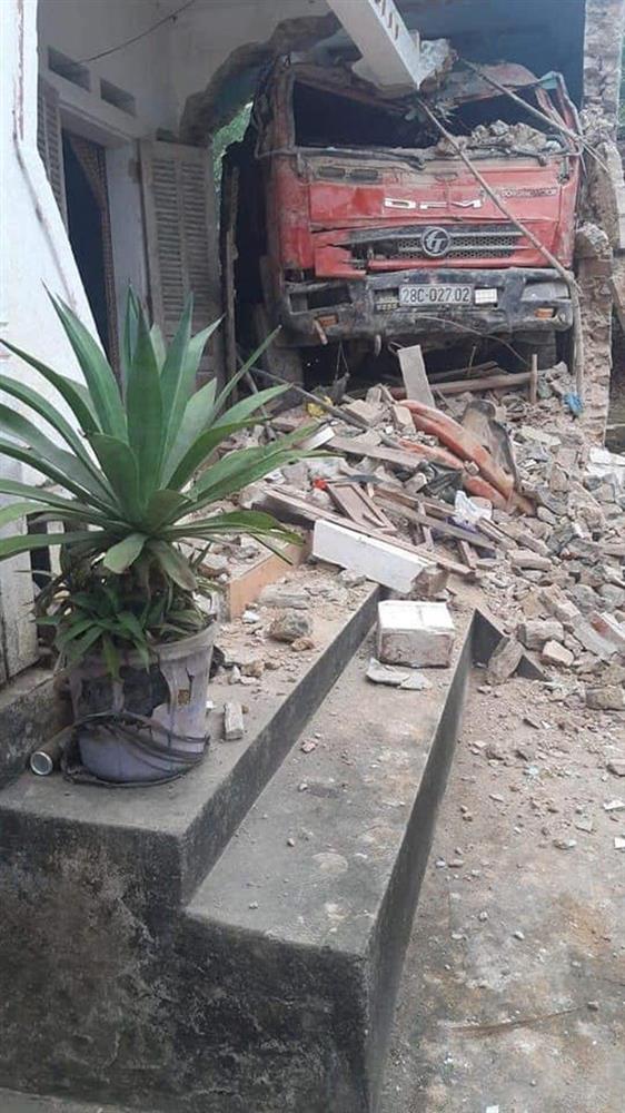 Tai nạn hy hữu: Ô tô tải đâm xuyên qua vườn, lao thẳng vào nhà dân-2