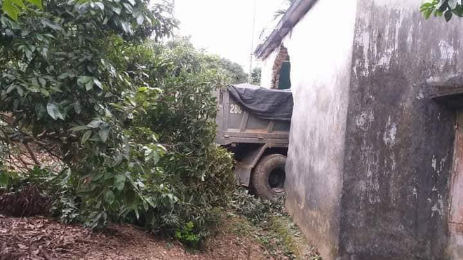 Tai nạn hy hữu: Ô tô tải đâm xuyên qua vườn, lao thẳng vào nhà dân-5