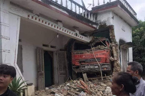 Tai nạn hy hữu: Ô tô tải đâm xuyên qua vườn, lao thẳng vào nhà dân