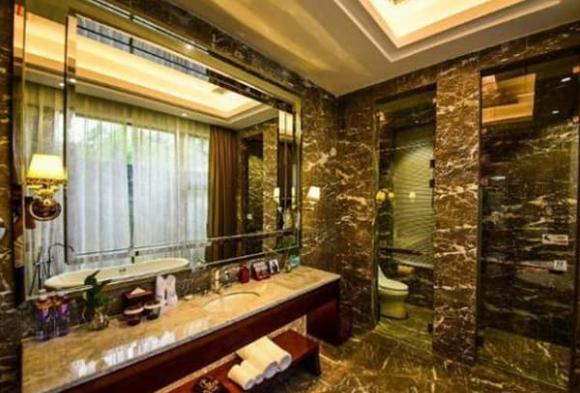 Khi mở cửa phòng khách sạn, nếu thấy những thứ này trên giường, bạn có thể trả phòng và rời đi càng sớm càng tốt-2