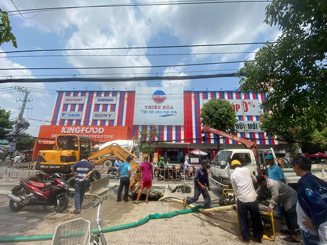 Lại xuất hiện hố tử thần khổng lồ trên đường Sài Gòn sau cơn mưa-2