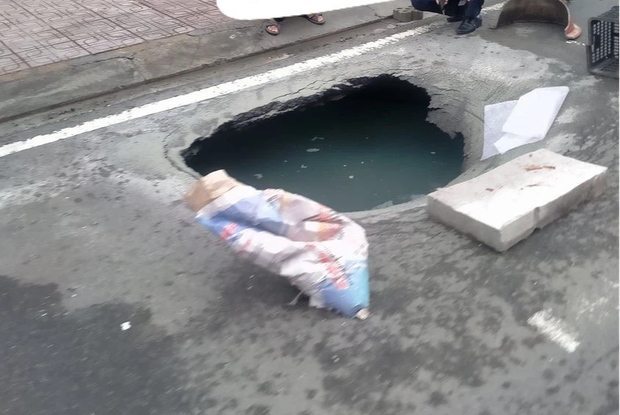 Lại xuất hiện hố tử thần khổng lồ trên đường Sài Gòn sau cơn mưa-1