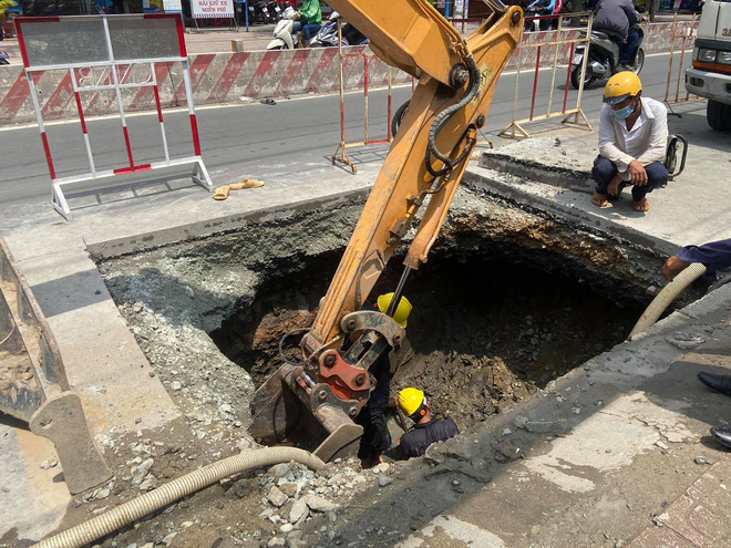 Lại xuất hiện hố tử thần khổng lồ trên đường Sài Gòn sau cơn mưa-3