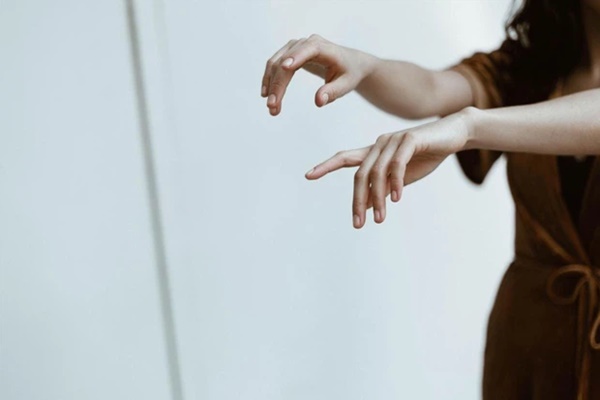 Cô gái 27 tuổi đã bị bệnh của người già Parkinson: Tay chân run rẩy cả ngày lẫn đêm, không đi lại được suốt gần 10 năm-2