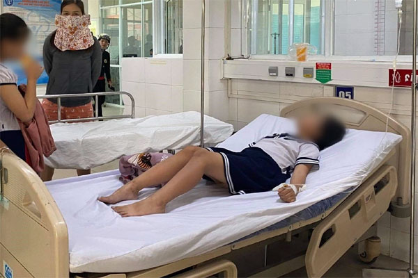 Vụ 32 học sinh tiểu học nhập viện cấp cứu: Nghi ngộ độc do chơi đất nặn slam-1