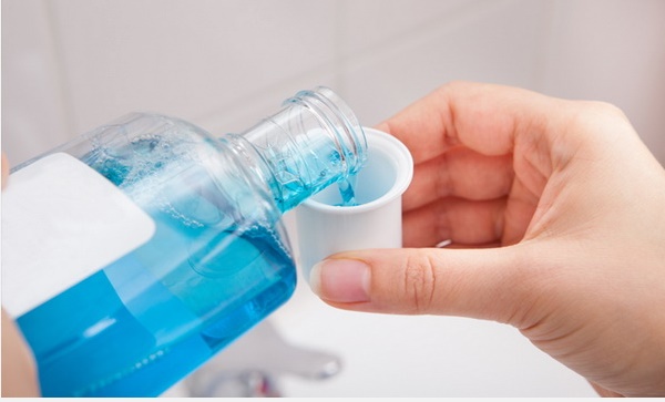 Nước súc miệng cũng có thể được sử dụng để làm việc nhà, đặc biệt nếu đổ vào máy giặt điều kỳ diệu sẽ xảy ra-1