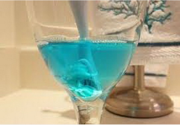 Nước súc miệng cũng có thể được sử dụng để làm việc nhà, đặc biệt nếu đổ vào máy giặt điều kỳ diệu sẽ xảy ra-3