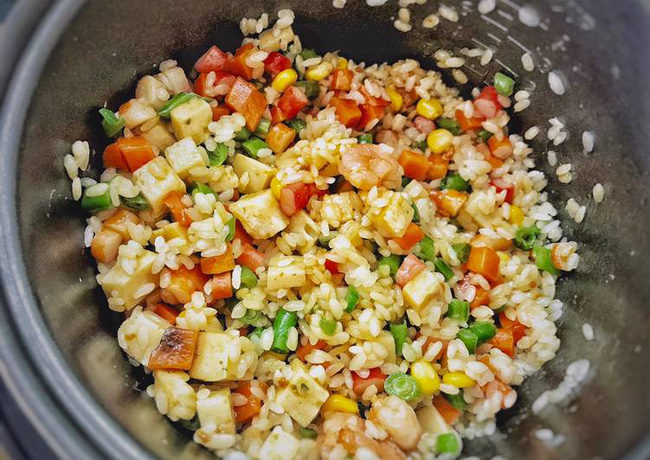 Bữa tối xong trong chớp mắt với nồi cơm điện: Chị em muốn ăn ngon mà ngại rửa bát phải ghim ngay cách làm!-1