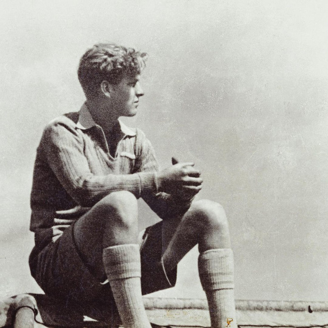 Nữ hoàng Anh chia sẻ bức hình thời trẻ đẹp trai hút hồn của Hoàng tế Philip, Thái tử Charles bật khóc khi đi giữa biển hoa tưởng nhớ cha-1