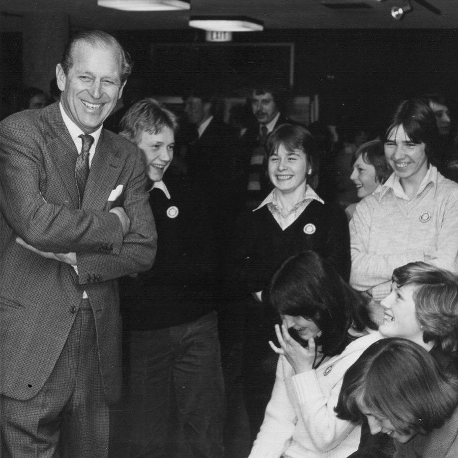 Nữ hoàng Anh chia sẻ bức hình thời trẻ đẹp trai hút hồn của Hoàng tế Philip, Thái tử Charles bật khóc khi đi giữa biển hoa tưởng nhớ cha-2