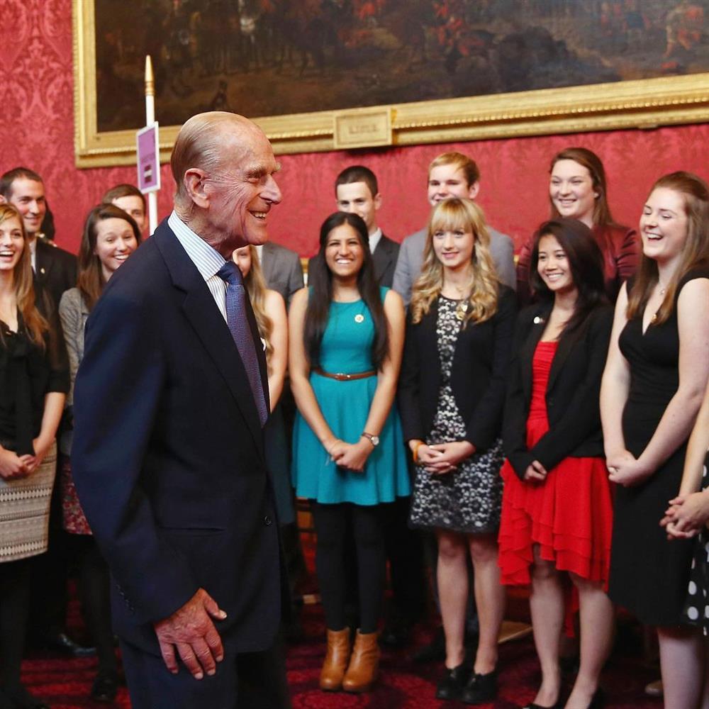 Nữ hoàng Anh chia sẻ bức hình thời trẻ đẹp trai hút hồn của Hoàng tế Philip, Thái tử Charles bật khóc khi đi giữa biển hoa tưởng nhớ cha-3