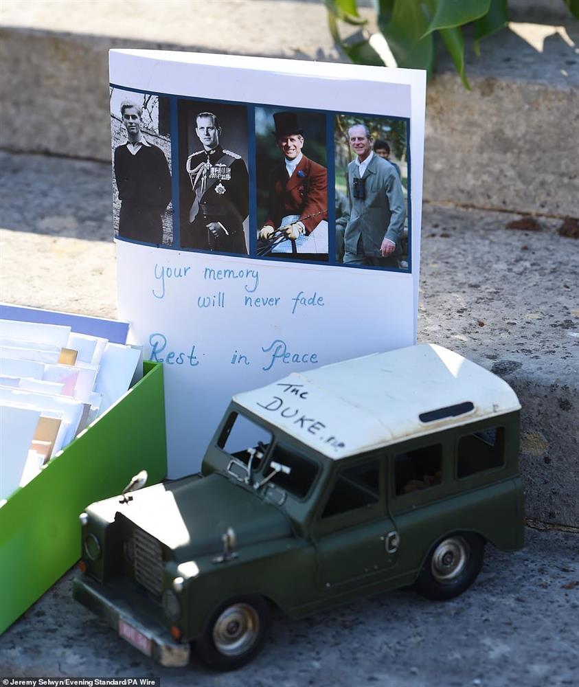 Nữ hoàng Anh chia sẻ bức hình thời trẻ đẹp trai hút hồn của Hoàng tế Philip, Thái tử Charles bật khóc khi đi giữa biển hoa tưởng nhớ cha-10