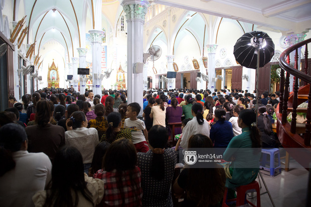 Cập nhật thánh lễ hôn phối Phan Mạnh Quỳnh: Cô dâu xinh đẹp trong tà áo dài, chú rể chăm vợ từng li từng tí ở lễ đường hoành tráng-3