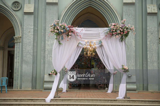 Cập nhật thánh lễ hôn phối Phan Mạnh Quỳnh: Cô dâu xinh đẹp trong tà áo dài, chú rể chăm vợ từng li từng tí ở lễ đường hoành tráng-7