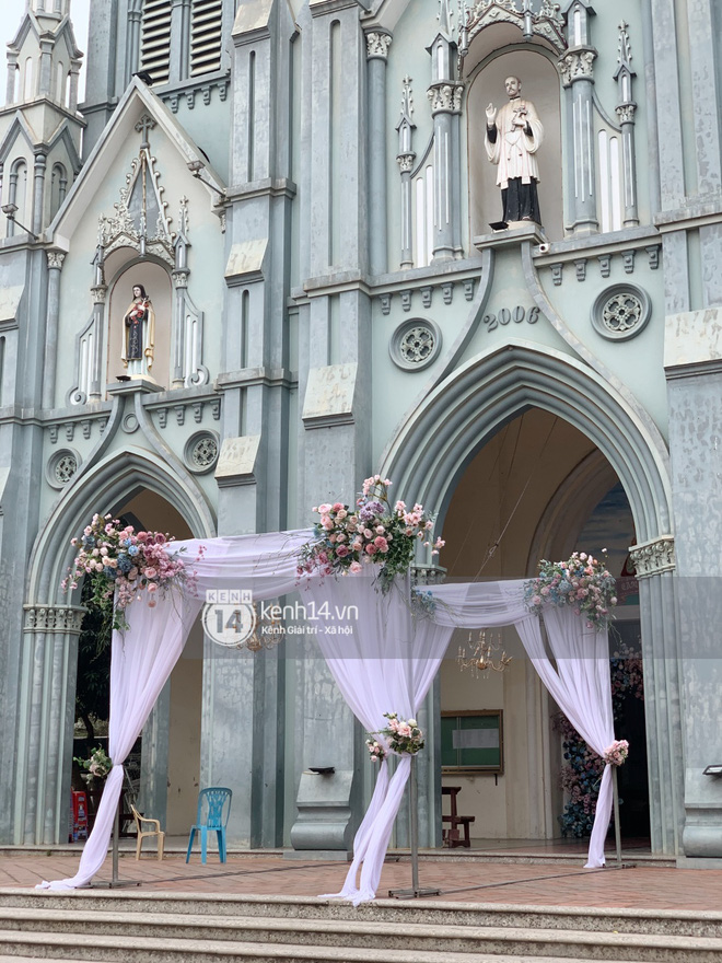Cập nhật thánh lễ hôn phối Phan Mạnh Quỳnh: Cô dâu xinh đẹp trong tà áo dài, chú rể chăm vợ từng li từng tí ở lễ đường hoành tráng-9