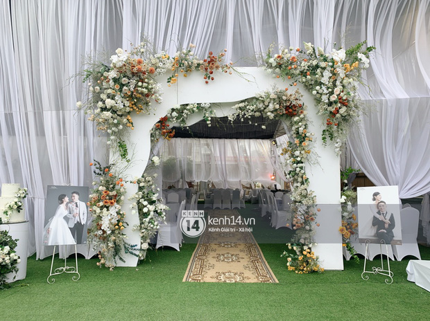 Cập nhật thánh lễ hôn phối Phan Mạnh Quỳnh: Cô dâu xinh đẹp trong tà áo dài, chú rể chăm vợ từng li từng tí ở lễ đường hoành tráng-10