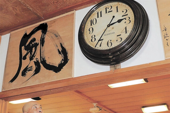 Bí ẩn chiếc đồng hồ cổ đứng im 10 năm, chỉ hoạt động khi có động đất