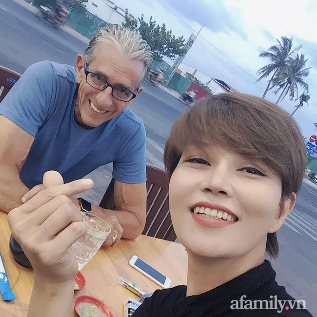 Chuyện tình của cặp đôi vợ Việt chồng Mỹ chênh nhau 37 tuổi: Cô dâu làm việc táo bạo trước ngày chụp ảnh cưới khiến chú rể khóc ngay tại chỗ!-3