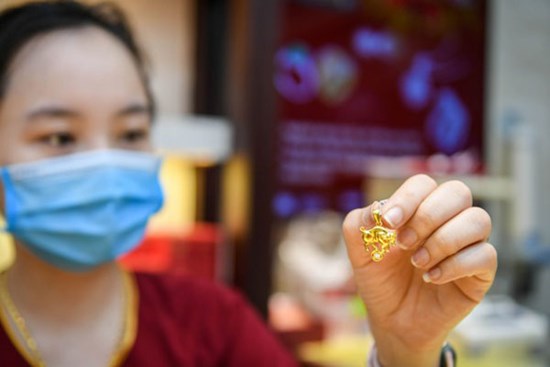 Giá vàng tăng vọt lên đỉnh, thị trường bùng nổ