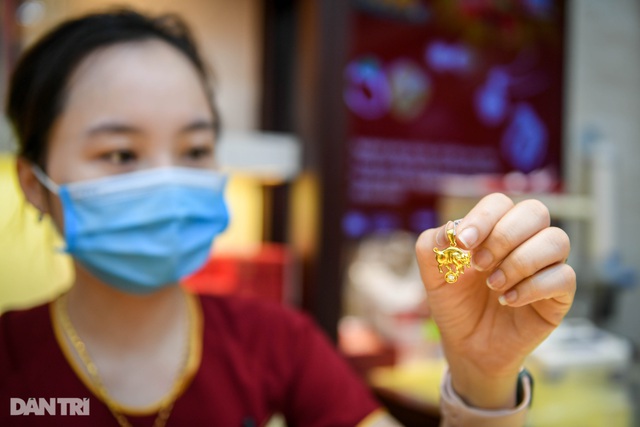 Giá vàng tăng vọt lên đỉnh, thị trường bùng nổ-1