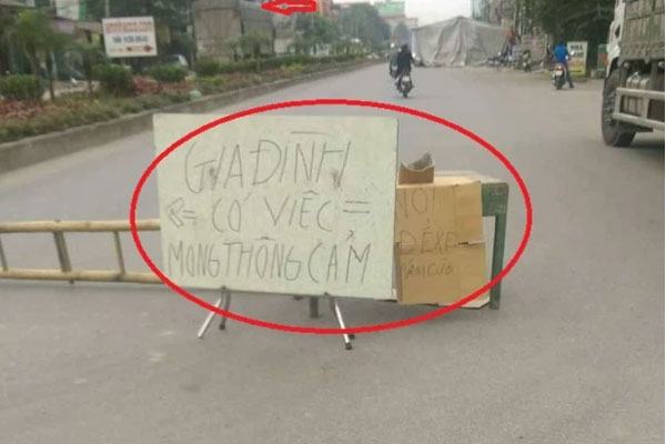 Bia đá mọc lên giữa đường, tới gần nhiều người thất kinh vì dòng chữ trên đó-3