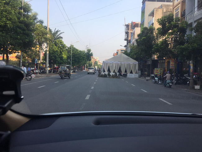 Dựng rạp đám cưới lấn chiếm cả nửa con đường, gia chủ còn có hành động khác gây tranh cãi dữ dội-2