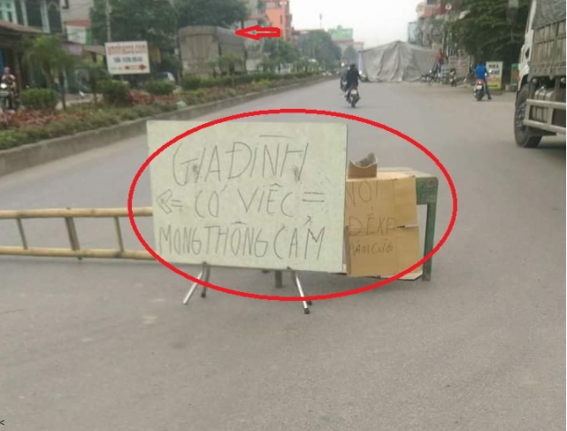 Dựng rạp đám cưới lấn chiếm cả nửa con đường, gia chủ còn có hành động khác gây tranh cãi dữ dội-1