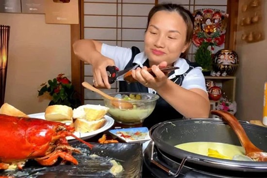 Có gần 600.000 người hâm mộ nhưng Quỳnh Trần JP lại chỉ theo dõi duy nhất một người, mà ngày hôm nay cô mới có dịp nói ra