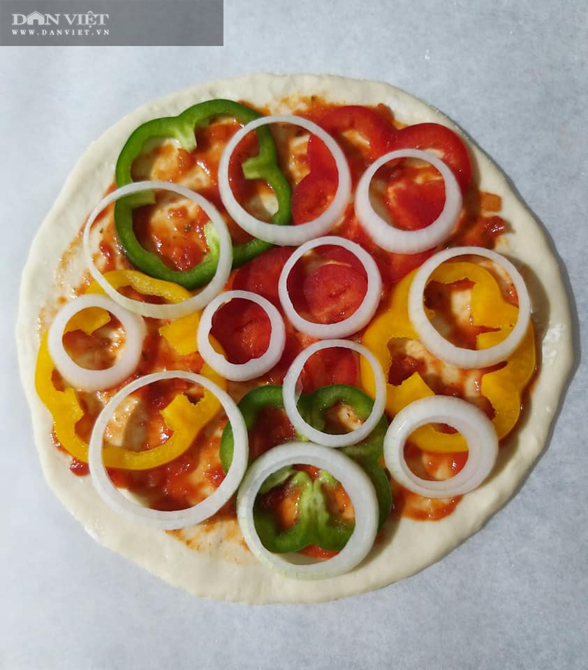 Cách làm bánh pizza cá hồi xúc xích thịt xông khói-8