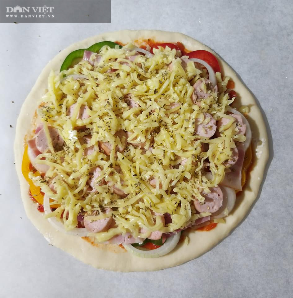 Cách làm bánh pizza cá hồi xúc xích thịt xông khói-11