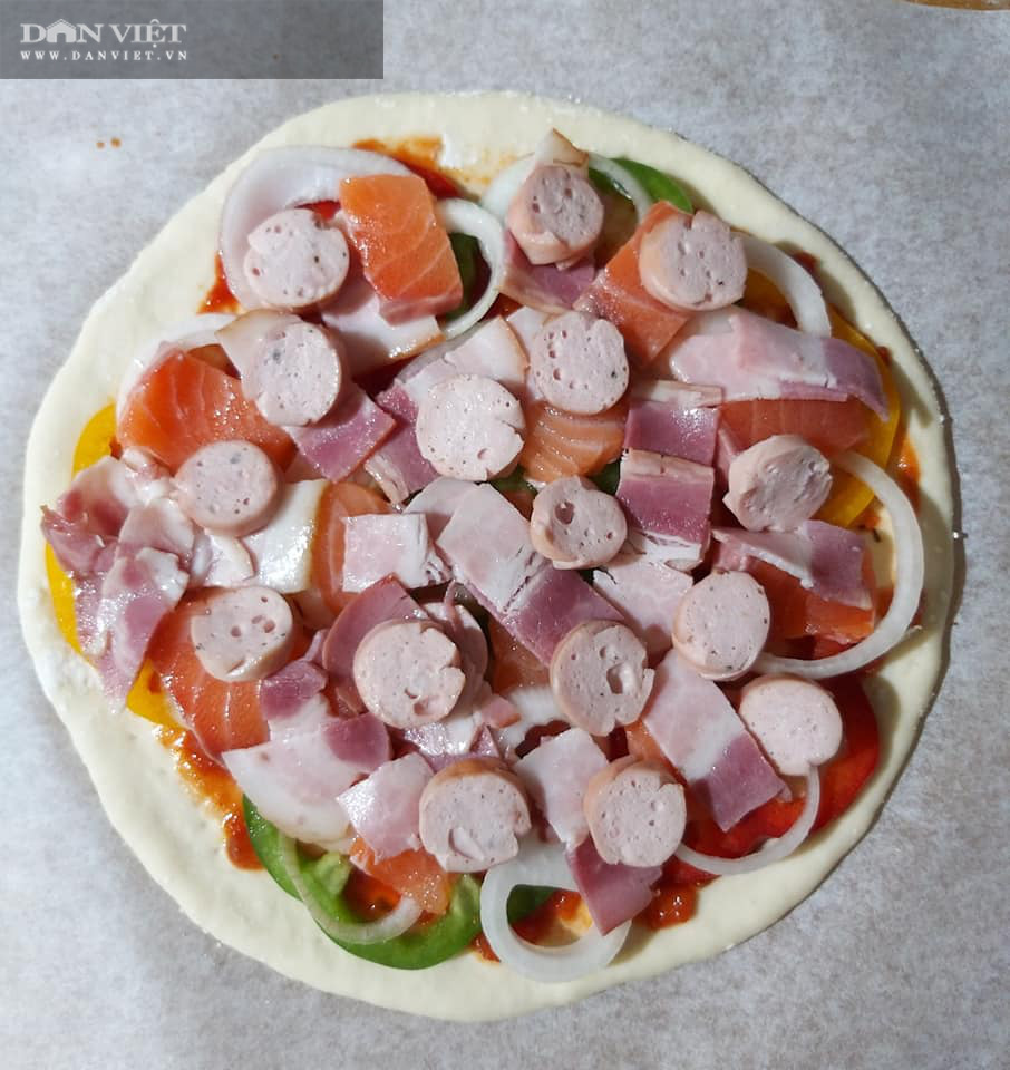Cách làm bánh pizza cá hồi xúc xích thịt xông khói-10