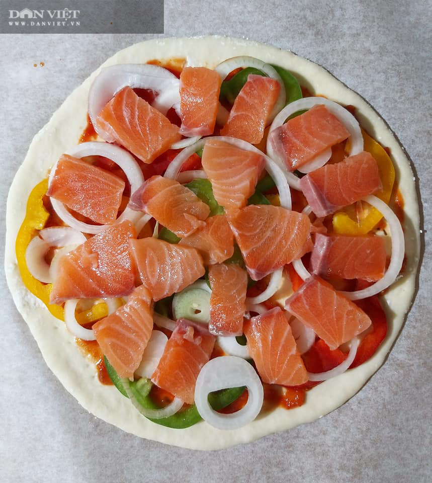 Cách làm bánh pizza cá hồi xúc xích thịt xông khói-9