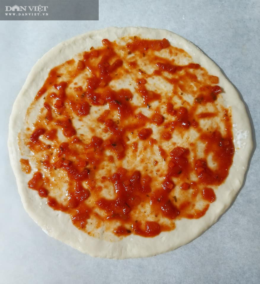Cách làm bánh pizza cá hồi xúc xích thịt xông khói-7