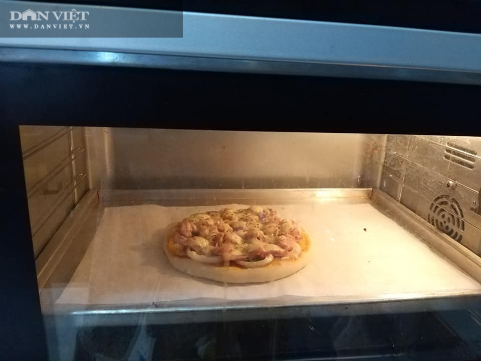Cách làm bánh pizza cá hồi xúc xích thịt xông khói-12