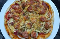 Cách làm bánh pizza cá hồi xúc xích thịt xông khói