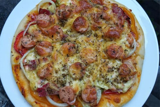 Cách làm bánh pizza cá hồi xúc xích thịt xông khói