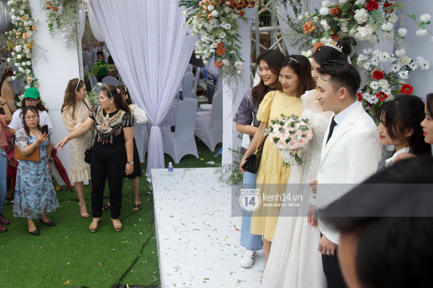 Đám cưới Phan Mạnh Quỳnh tại Nghệ An: Cô dâu đeo vàng siêu nhiều và tình tứ bên chú rể gây sốt, tiệc cưới khủng náo loạn cả làng quê!-2