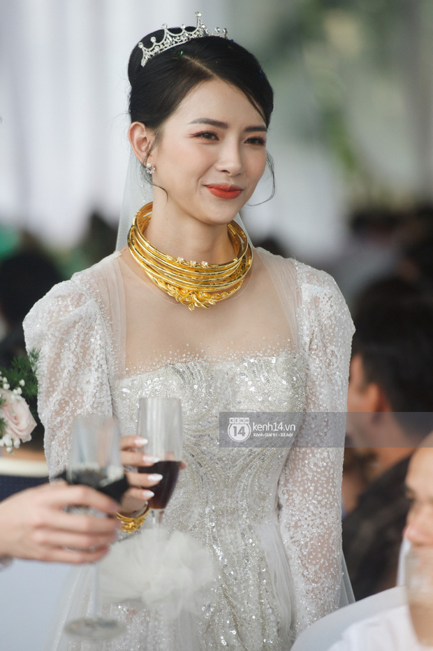 Đám cưới Phan Mạnh Quỳnh tại Nghệ An: Cô dâu đeo vàng siêu nhiều và tình tứ bên chú rể gây sốt, tiệc cưới khủng náo loạn cả làng quê!-4