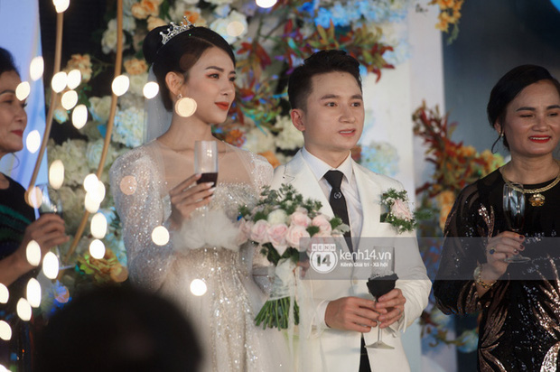 Đám cưới Phan Mạnh Quỳnh tại Nghệ An: Cô dâu đeo vàng siêu nhiều và tình tứ bên chú rể gây sốt, tiệc cưới khủng náo loạn cả làng quê!-6