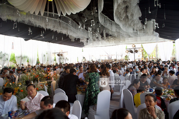 Đám cưới Phan Mạnh Quỳnh tại Nghệ An: Cô dâu đeo vàng siêu nhiều và tình tứ bên chú rể gây sốt, tiệc cưới khủng náo loạn cả làng quê!-9