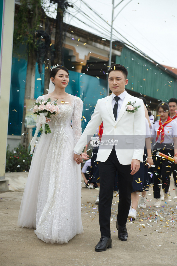 Đám cưới Phan Mạnh Quỳnh tại Nghệ An: Cô dâu đeo vàng siêu nhiều và tình tứ bên chú rể gây sốt, tiệc cưới khủng náo loạn cả làng quê!-13