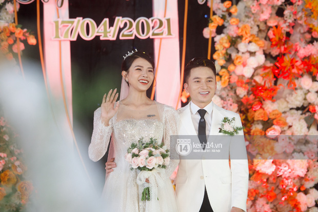 Đám cưới Phan Mạnh Quỳnh tại Nghệ An: Cô dâu đeo vàng siêu nhiều và tình tứ bên chú rể gây sốt, tiệc cưới khủng náo loạn cả làng quê!-14